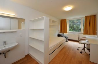 Beispiel Zimmer ohne Balkon und mit neuer Möblierung (Matratzen können gegen Entgeld erworben werden.)